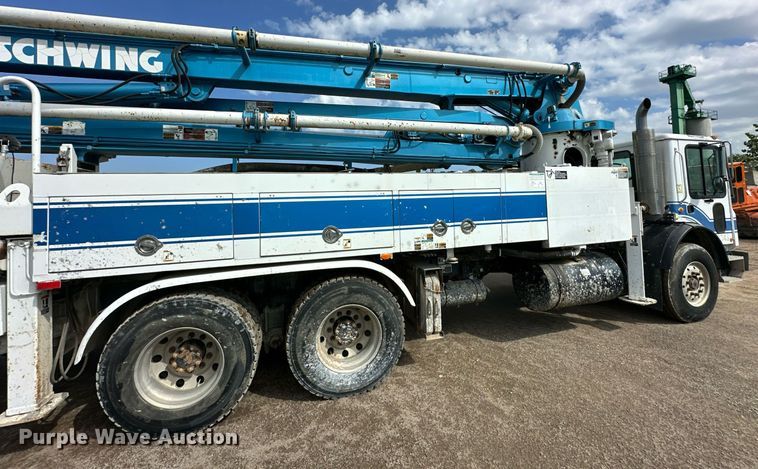 image for item DS6421 2005 Mack MR concrete pump truck