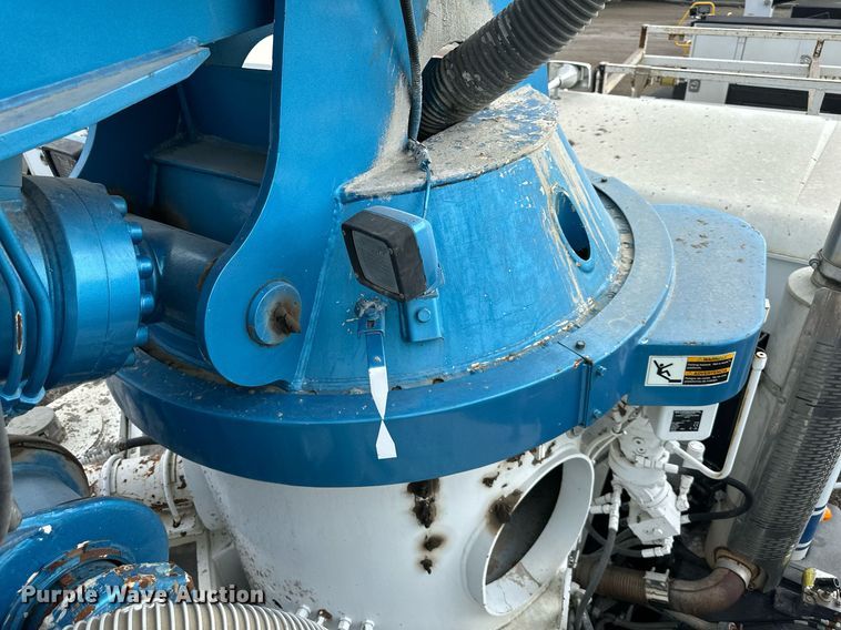 image for item DS6421 2005 Mack MR concrete pump truck