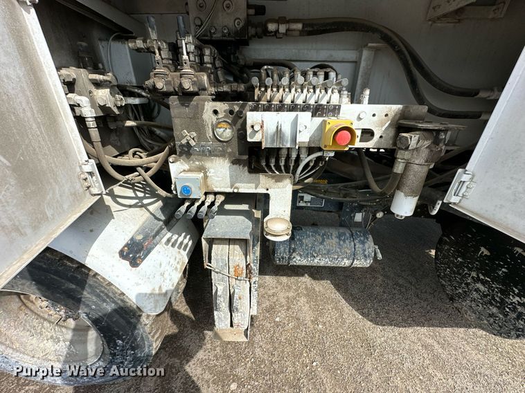 image for item DS6421 2005 Mack MR concrete pump truck