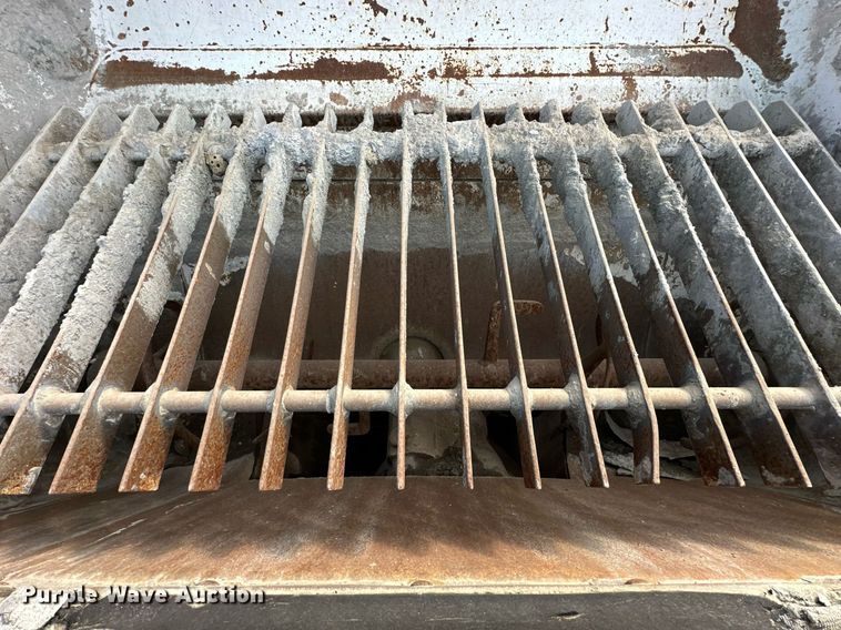 image for item DS6421 2005 Mack MR concrete pump truck