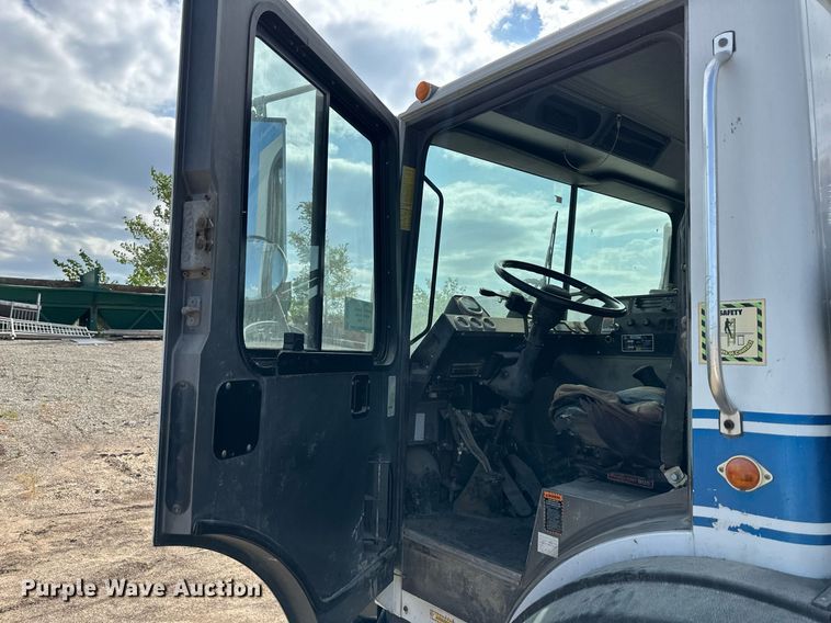 image for item DS6421 2005 Mack MR concrete pump truck