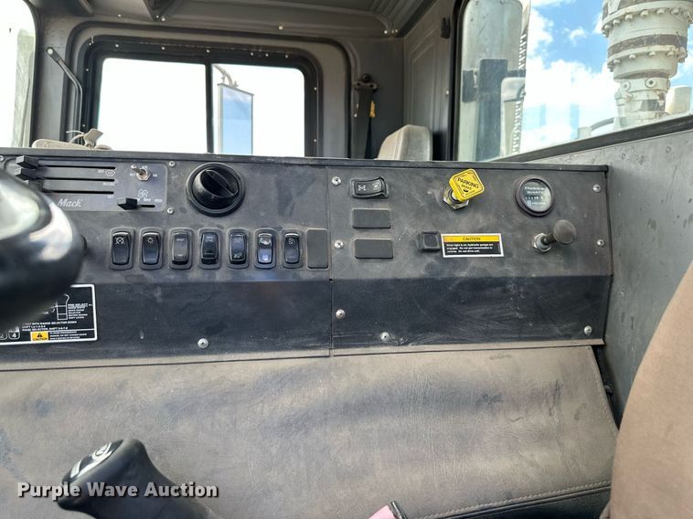 image for item DS6421 2005 Mack MR concrete pump truck