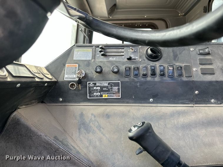 image for item DS6421 2005 Mack MR concrete pump truck