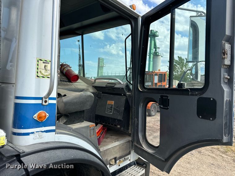 image for item DS6421 2005 Mack MR concrete pump truck