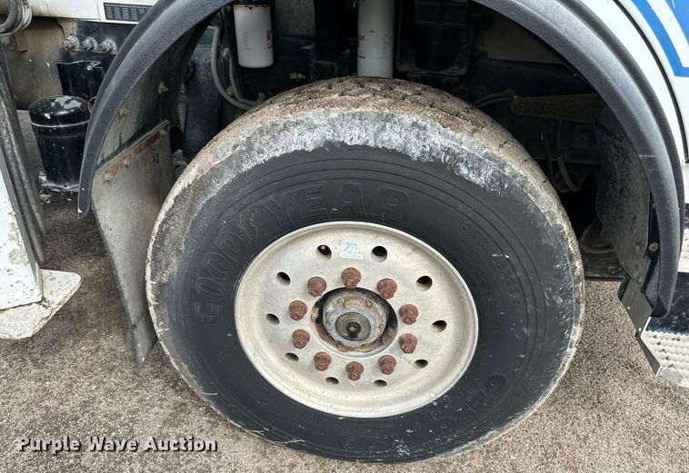 image for item DS6421 2005 Mack MR concrete pump truck