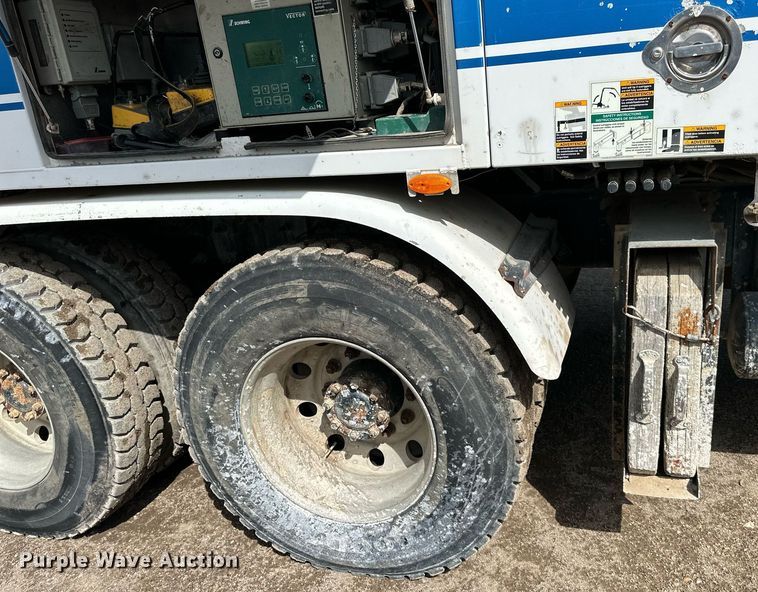 image for item DS6421 2005 Mack MR concrete pump truck