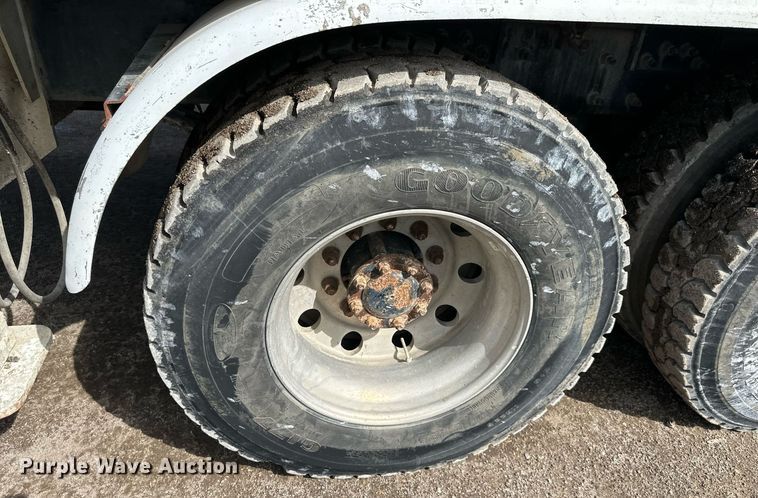 image for item DS6421 2005 Mack MR concrete pump truck