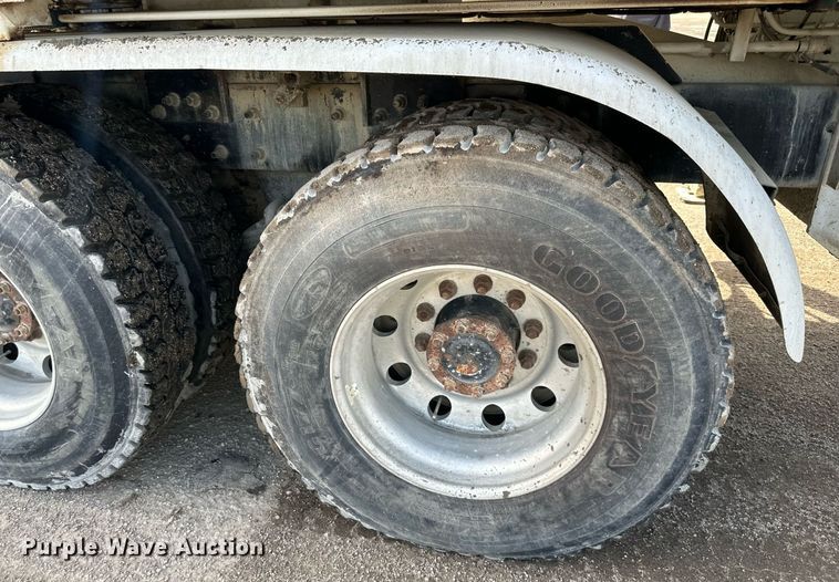 image for item DS6421 2005 Mack MR concrete pump truck