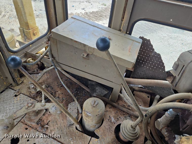 image for item DT5261 Caterpillar D9 dozer