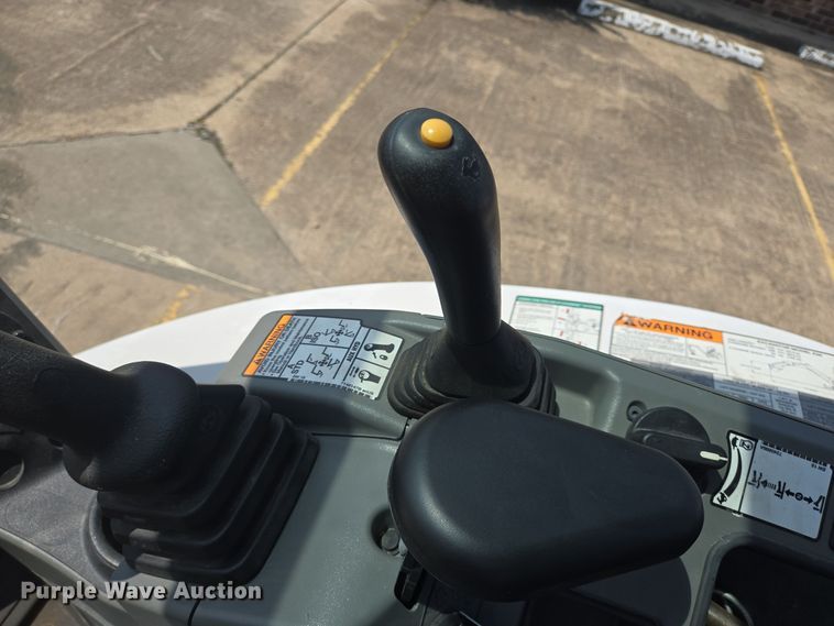 image for item DT5267 2019 Bobcat E26 mini excavator