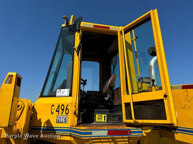 image for item DV5886 1991 Case  621 wheel loader