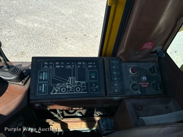 image for item DV5886 1991 Case  621 wheel loader