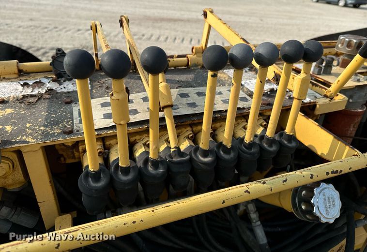 image for item DX1265 1999 Gehl 1438 paver