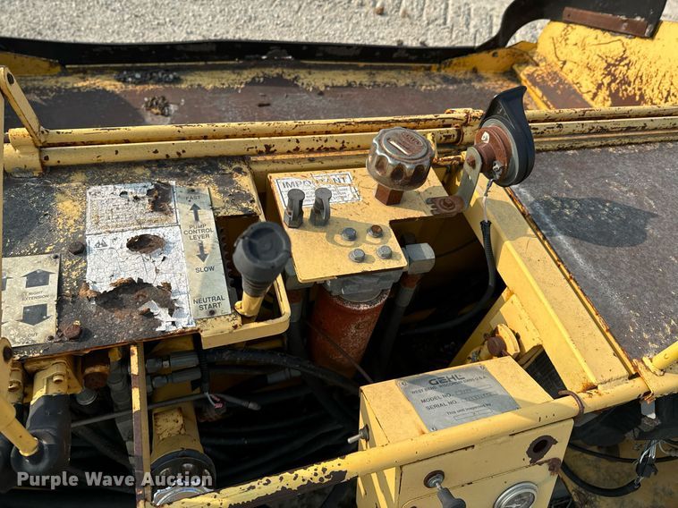 image for item DX1265 1999 Gehl 1438 paver