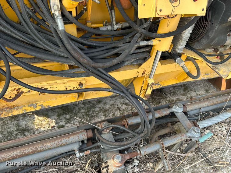 image for item DX1265 1999 Gehl 1438 paver