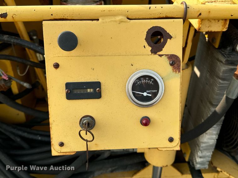 image for item DX1265 1999 Gehl 1438 paver