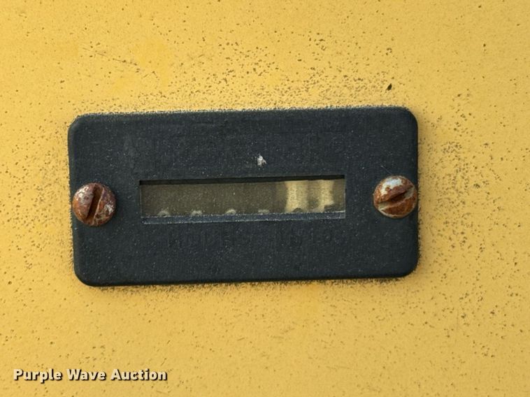 image for item DX1265 1999 Gehl 1438 paver