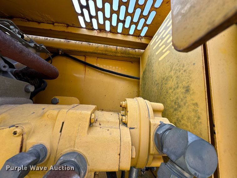 image for item DX1265 1999 Gehl 1438 paver