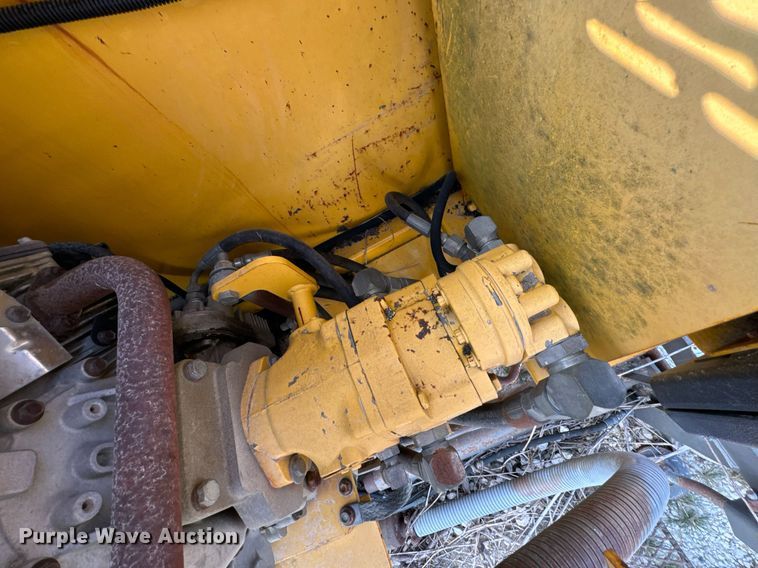 image for item DX1265 1999 Gehl 1438 paver