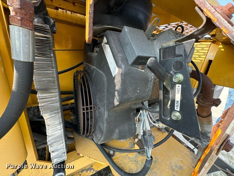 image for item DX1265 1999 Gehl 1438 paver