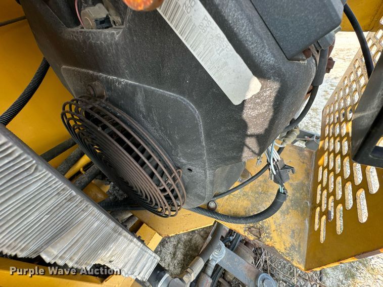 image for item DX1265 1999 Gehl 1438 paver