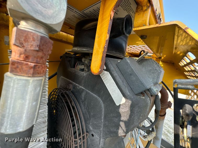 image for item DX1265 1999 Gehl 1438 paver