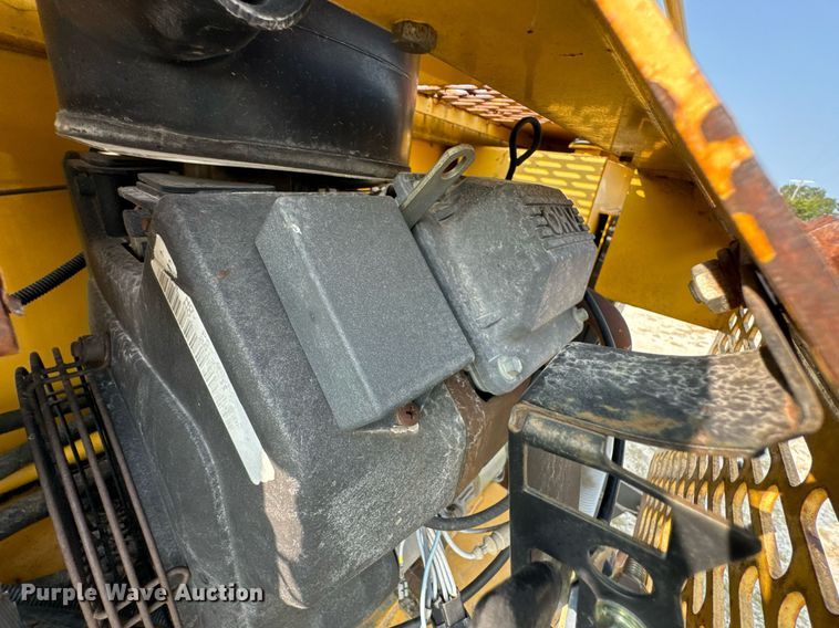 image for item DX1265 1999 Gehl 1438 paver