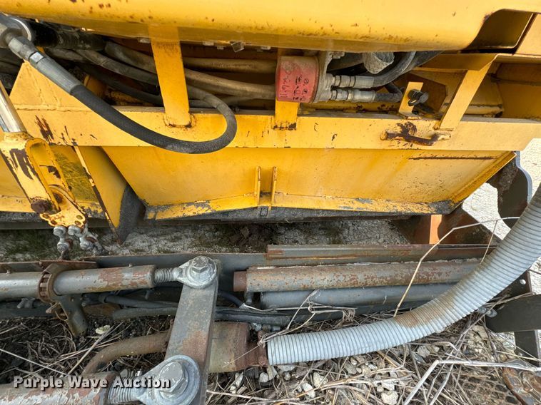 image for item DX1265 1999 Gehl 1438 paver