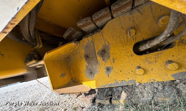 image for item DX1265 1999 Gehl 1438 paver