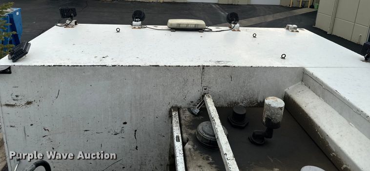 image for item DX3555 2008 Ford F750 Super Duty fuel / lube truck