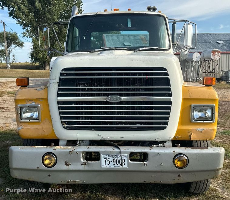 image for item EE7643 1994 Ford L9000 semi truck
