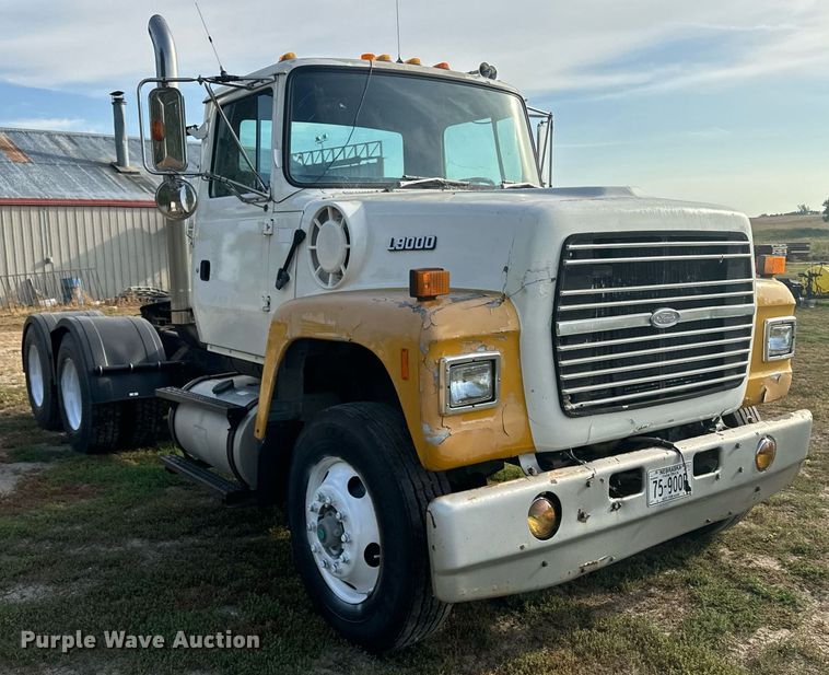 image for item EE7643 1994 Ford L9000 semi truck