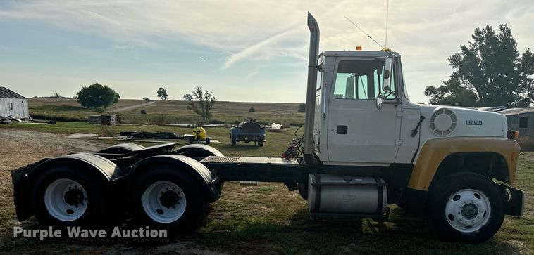 image for item EE7643 1994 Ford L9000 semi truck