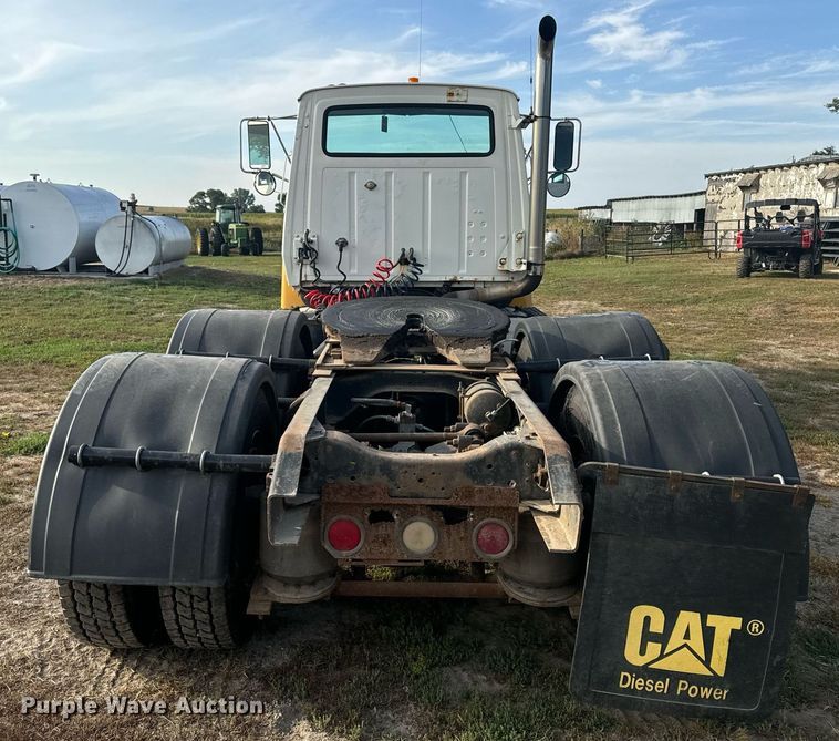 image for item EE7643 1994 Ford L9000 semi truck