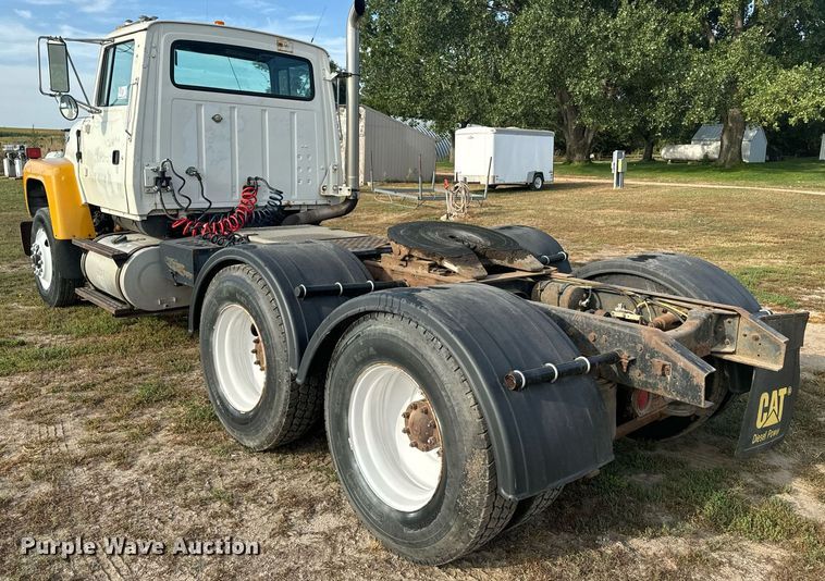 image for item EE7643 1994 Ford L9000 semi truck