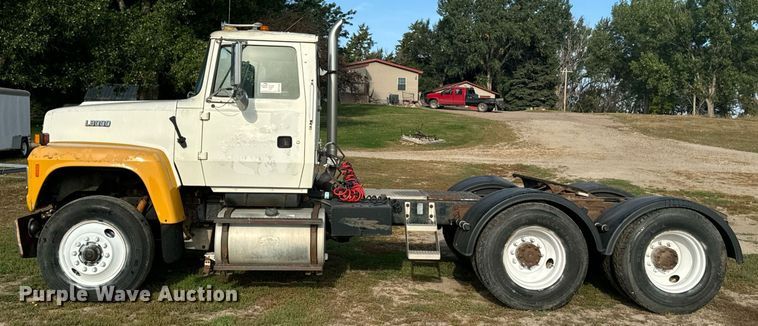 image for item EE7643 1994 Ford L9000 semi truck