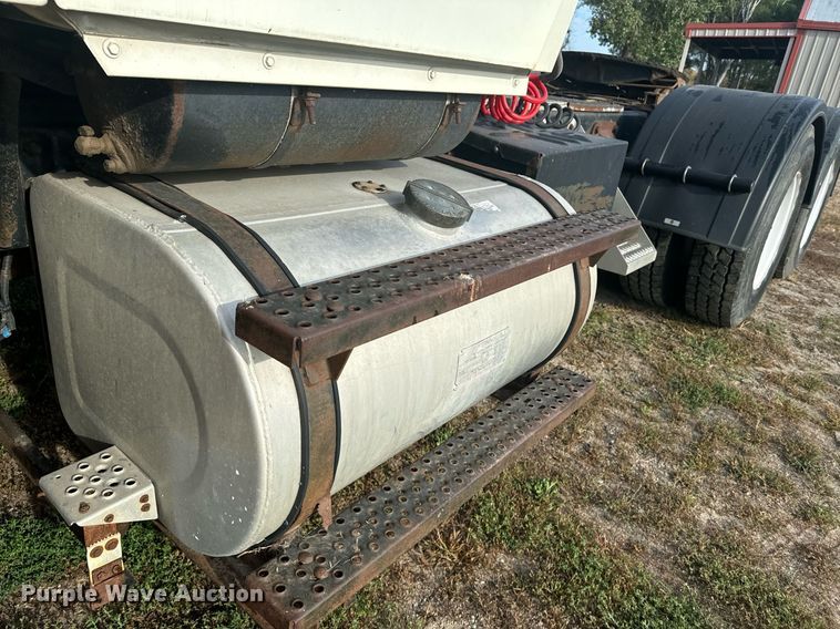 image for item EE7643 1994 Ford L9000 semi truck