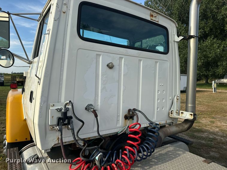 image for item EE7643 1994 Ford L9000 semi truck