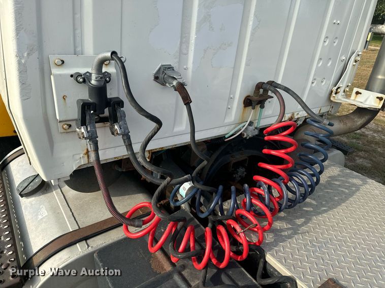 image for item EE7643 1994 Ford L9000 semi truck