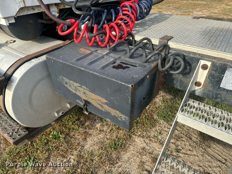 image for item EE7643 1994 Ford L9000 semi truck