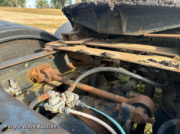 image for item EE7643 1994 Ford L9000 semi truck