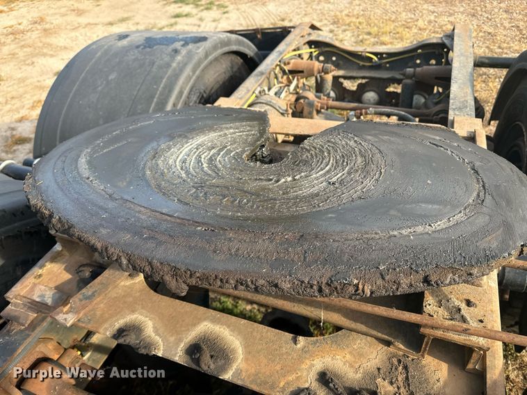 image for item EE7643 1994 Ford L9000 semi truck