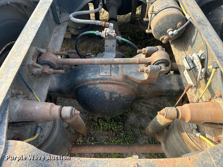 image for item EE7643 1994 Ford L9000 semi truck