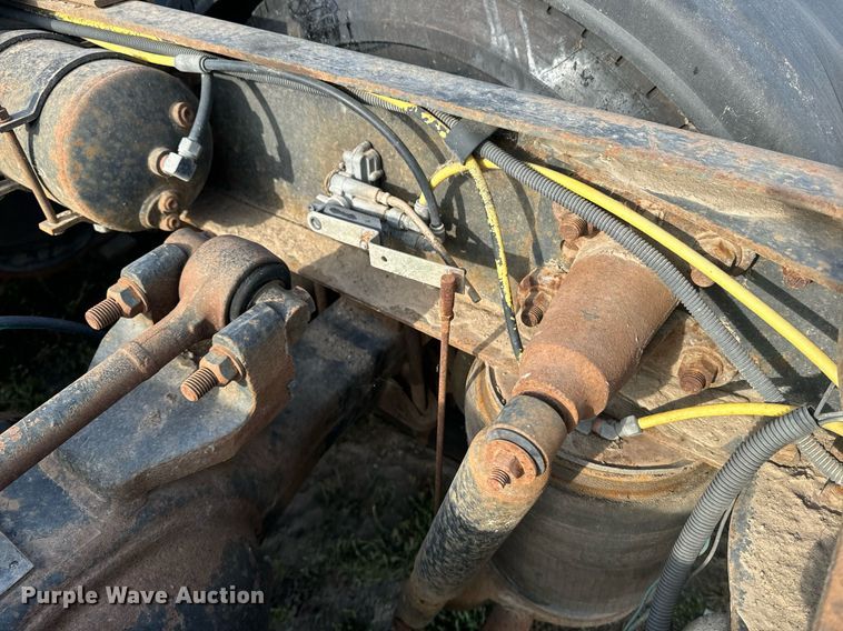 image for item EE7643 1994 Ford L9000 semi truck