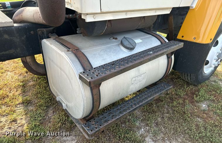 image for item EE7643 1994 Ford L9000 semi truck