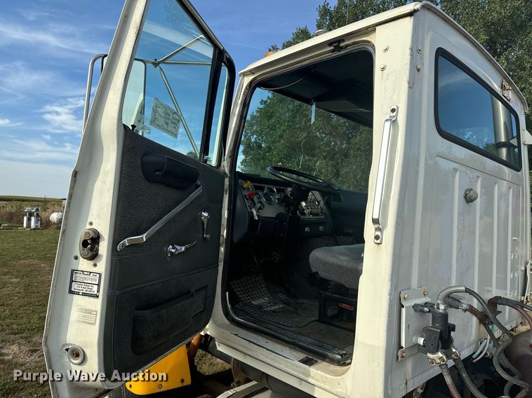 image for item EE7643 1994 Ford L9000 semi truck