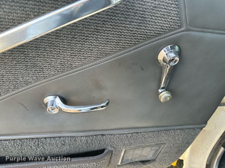 image for item EE7643 1994 Ford L9000 semi truck