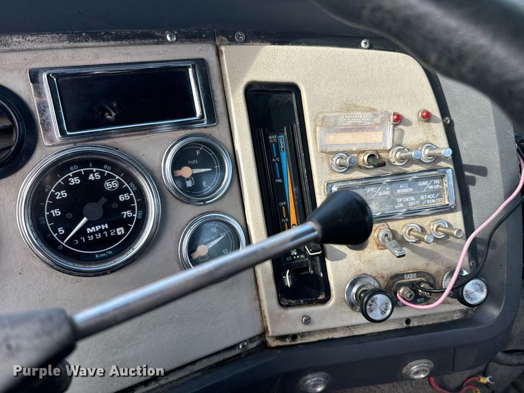 image for item EE7643 1994 Ford L9000 semi truck