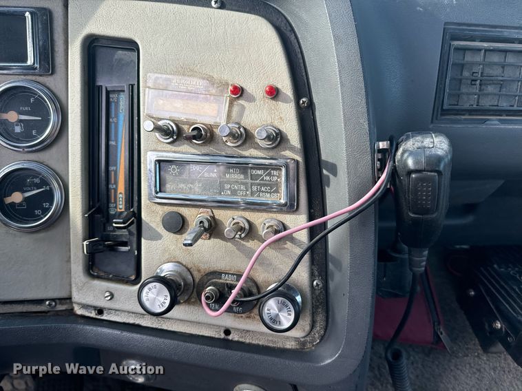 image for item EE7643 1994 Ford L9000 semi truck