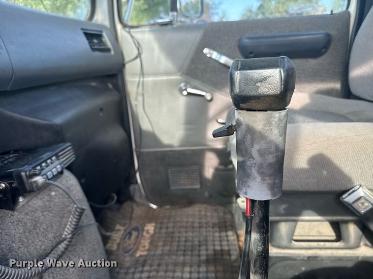 image for item EE7643 1994 Ford L9000 semi truck